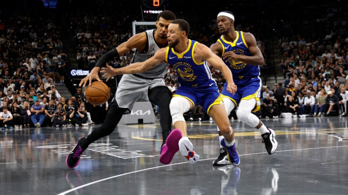 Stephen Curry battling with Victor Wembanyama