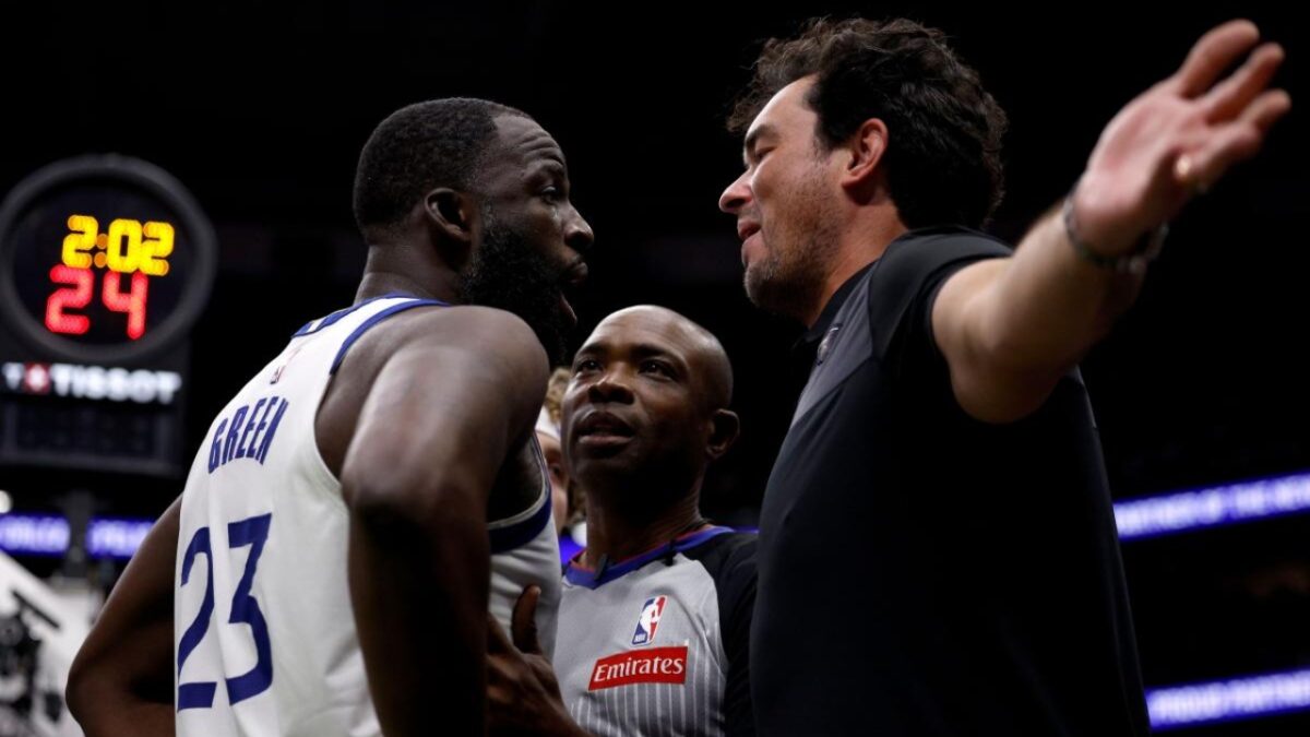 Draymond Green arguing with the fan