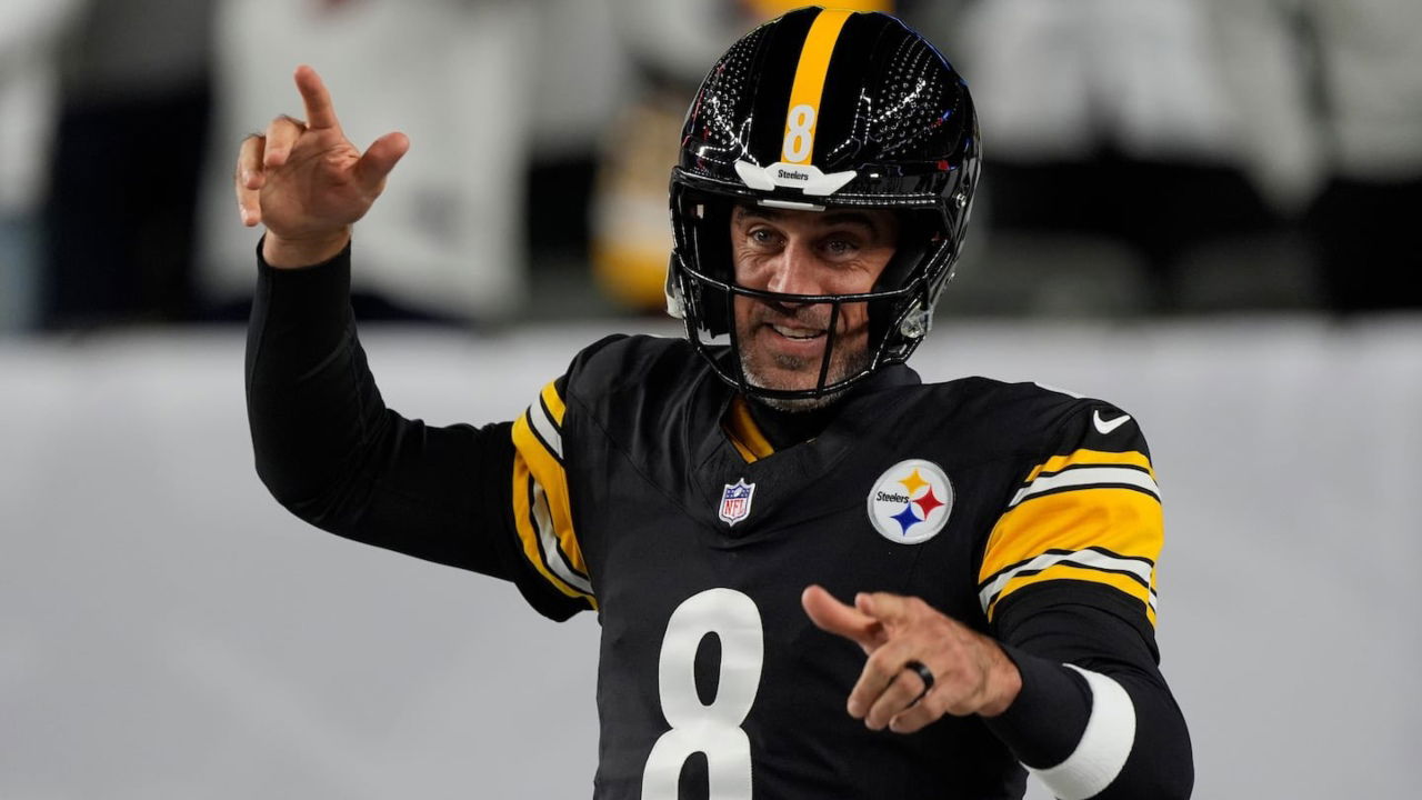 Aaron Rodgers Wants to Play Against Bears After Avoiding Surgery For Broken Wrist