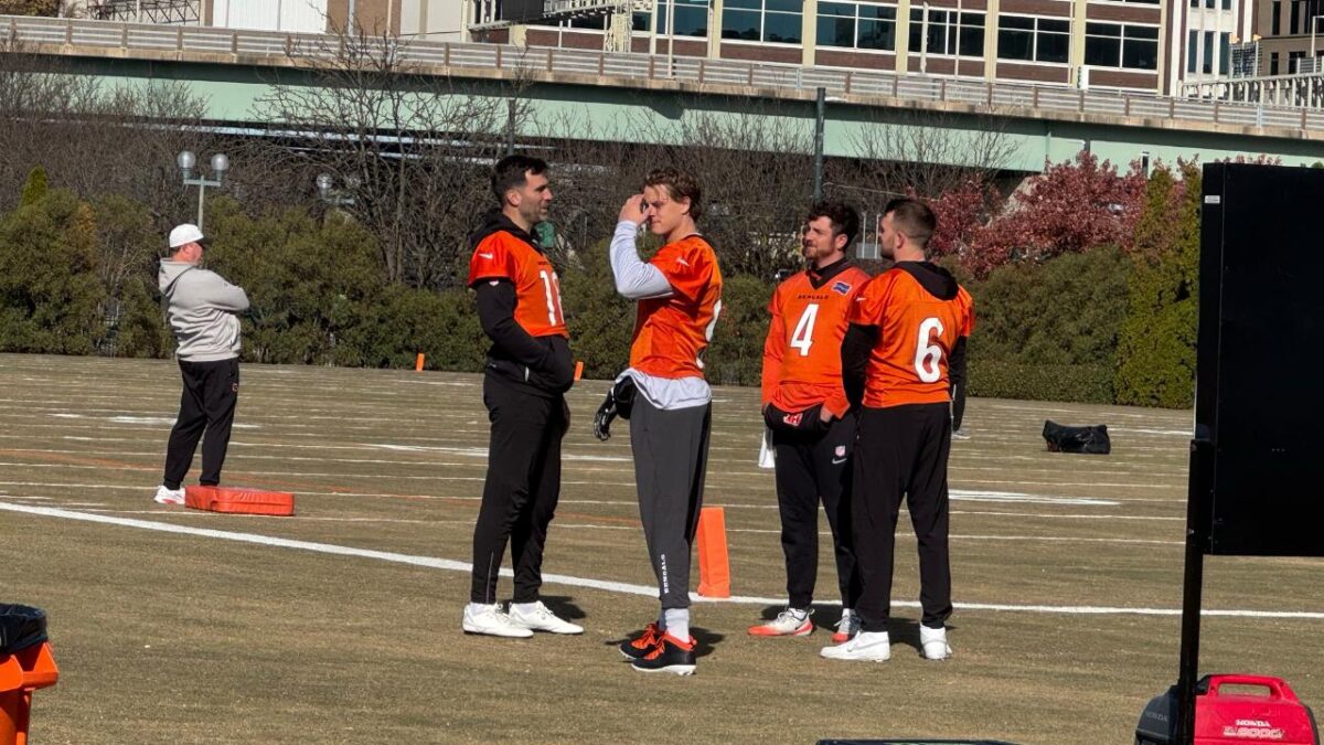 Joe Burrow and his fellow Bengals QBs during practice