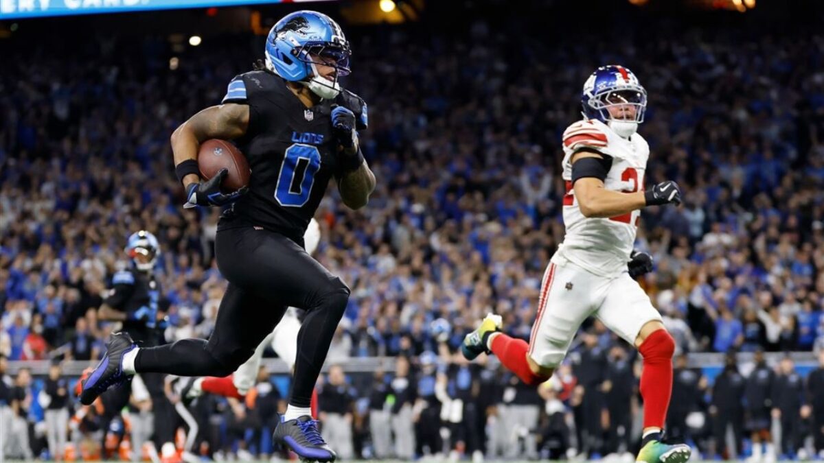 Jahmyr Gibbs running past Giants to score in OT