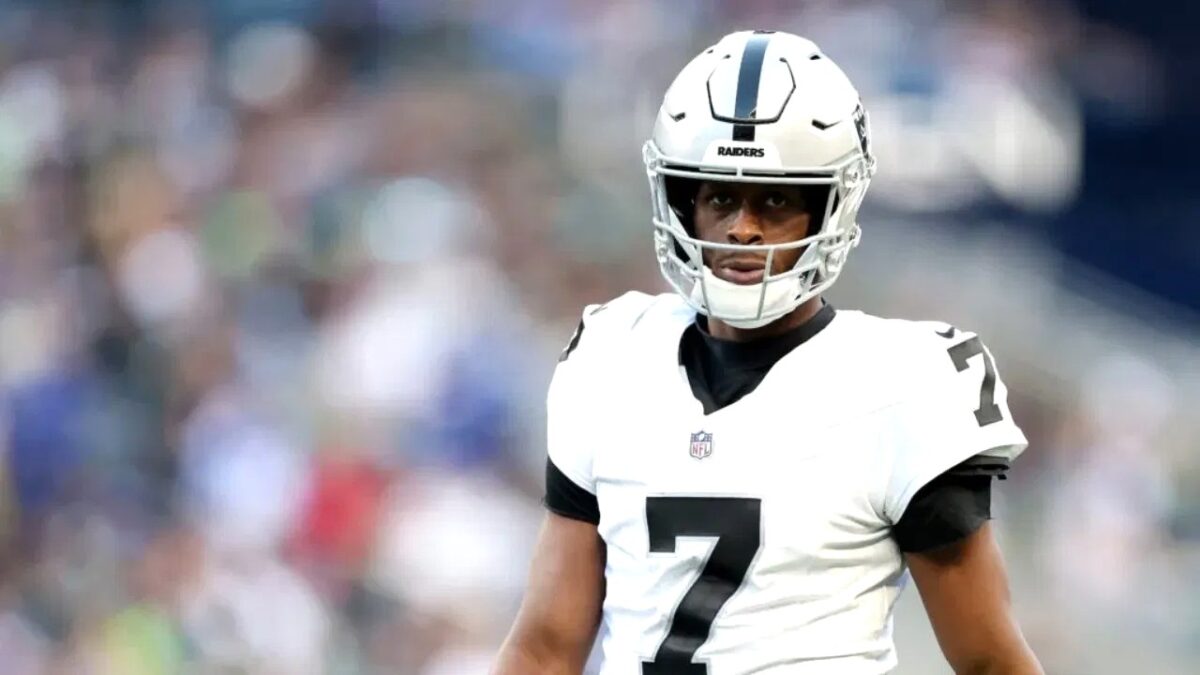 Geno Smith Apologizes for Flipping off Raiders Fans After Loss to Browns