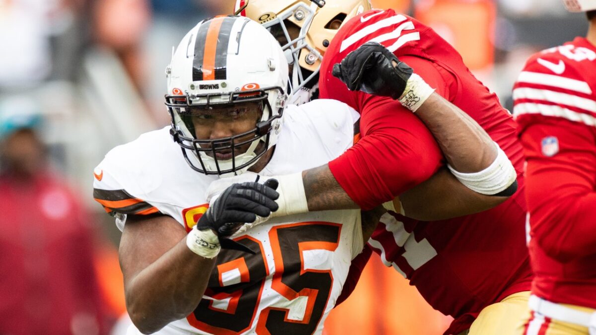 Myles Garrett battling against the 49ers