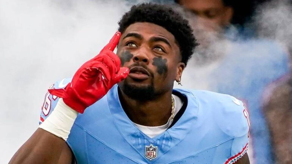 (Video) Treylon Burks Pulls off an Insane OBJ-like One-Handed Catch Against Broncos 1 (Video) Treylon Burks Pulls off an Insane OBJ-like One-Handed Catch Against Broncos