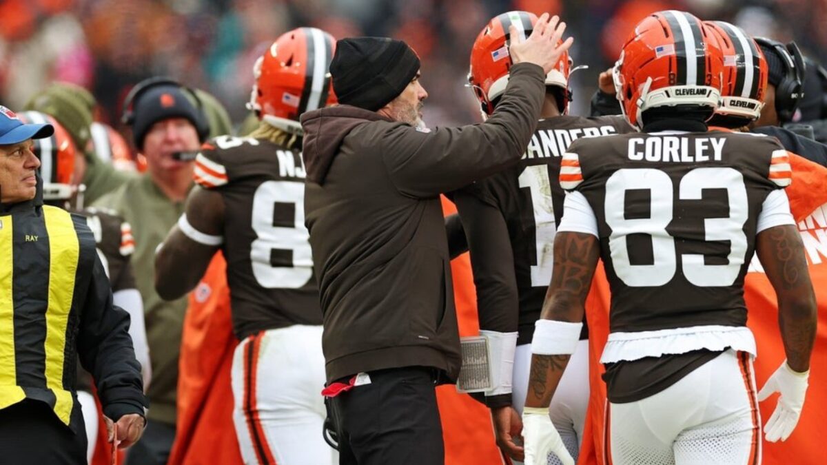 Kevin Stefanski and Shedeur Sanders during their loss to 49ers