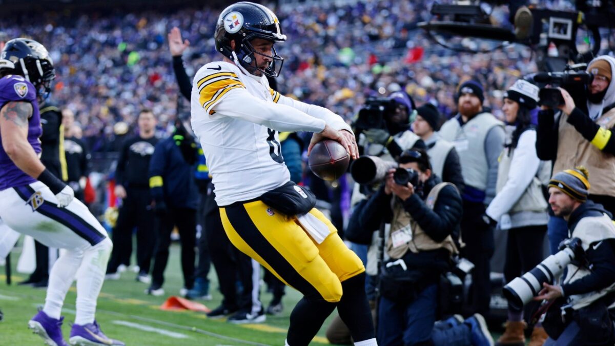 Aaron Rodgers Trolls Those Wanting Mike Tomlin Fired After Win Over Ravens: "Shut The Hell Up For A Week" 1 Aaron Rodgers after his rushing TD