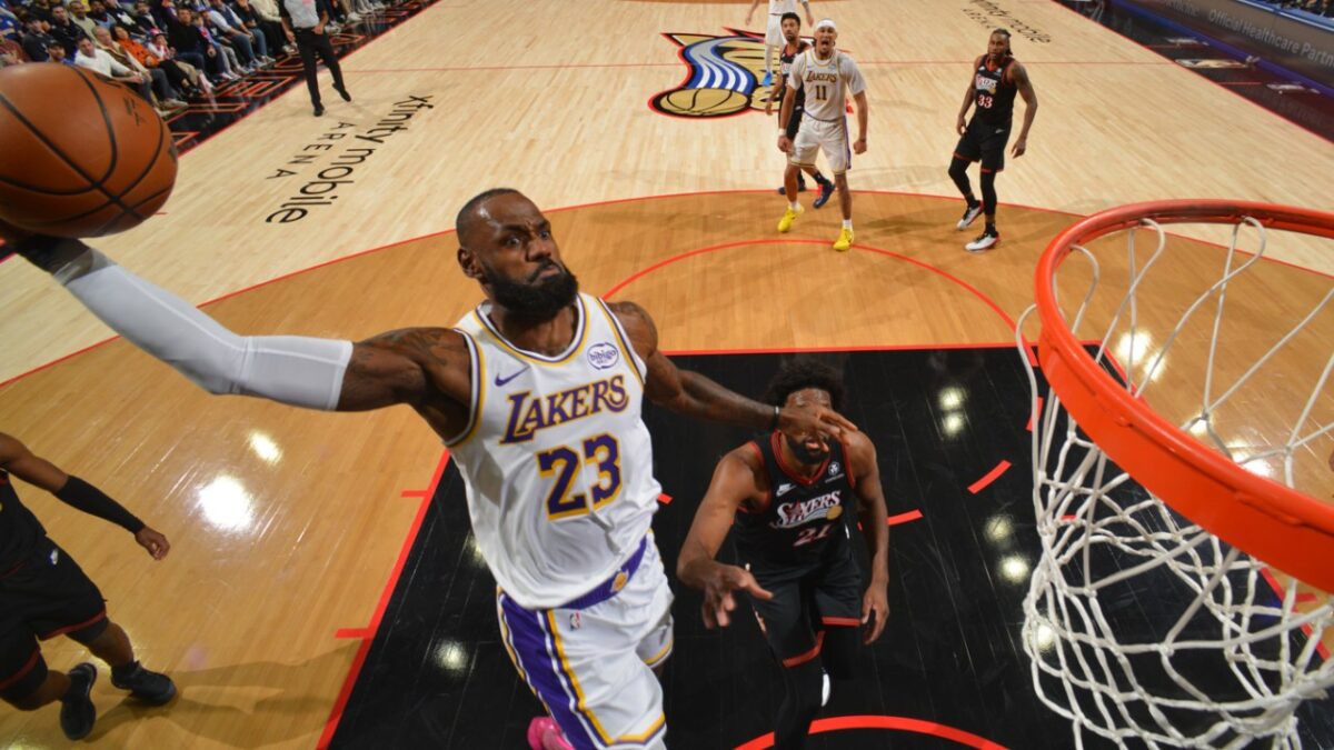 LeBron James Calling Game With 10 Straight Points Days After Arthritis Flare-Up Leaves Fans Stunned - "The King is Back" 1 LeBron James with his thunderous dunk