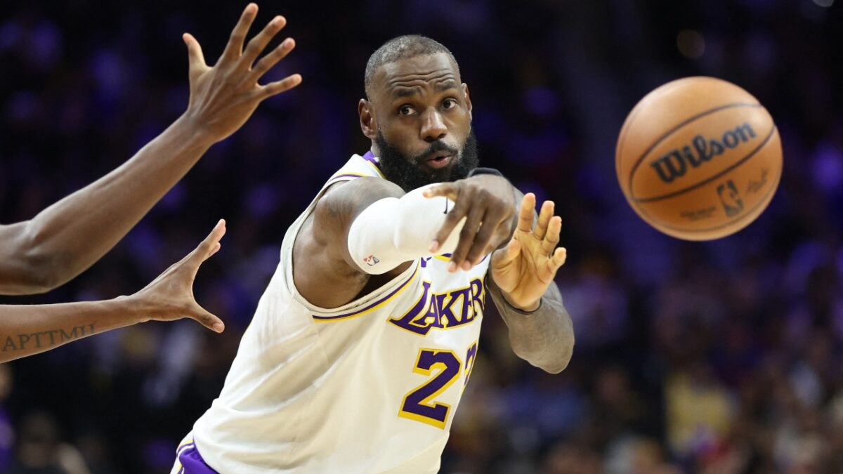 Video of LeBron James Dissecting And Outsmarting 76ers’ Last Play Goes Viral 1 LeBron James against the 76ers