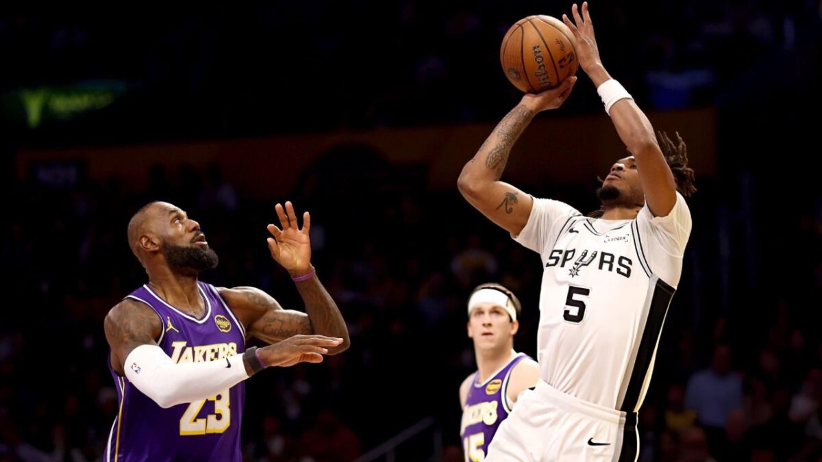 40-Year-Old LeBron James' Monster Dunk on Luke Kornet Shocks Netizens - "MJ Was at The Casino This Age" 1 LeBron James' Lakers lost to the Spurs