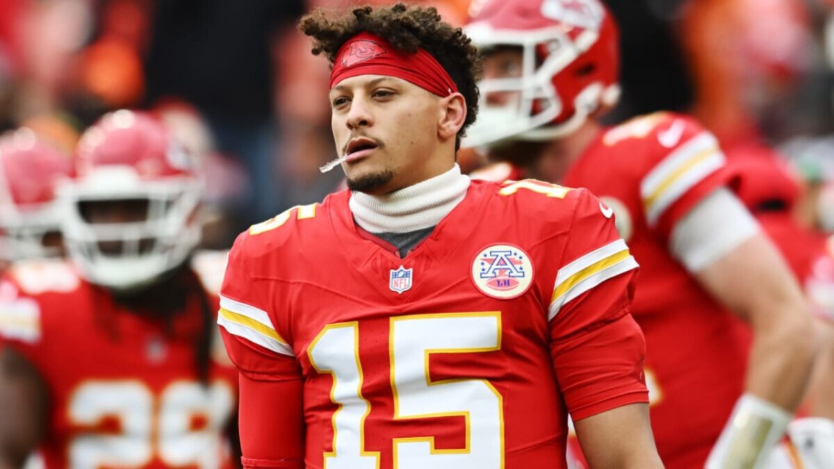History Repeating? Patrick Mahomes’ Career Now Mirrors Tom Brady’s Uncanny Path Following ACL Injury 1 History Repeating? Patrick Mahomes’ Career Now Mirrors Tom Brady’s Uncanny Path Following ACL Injury