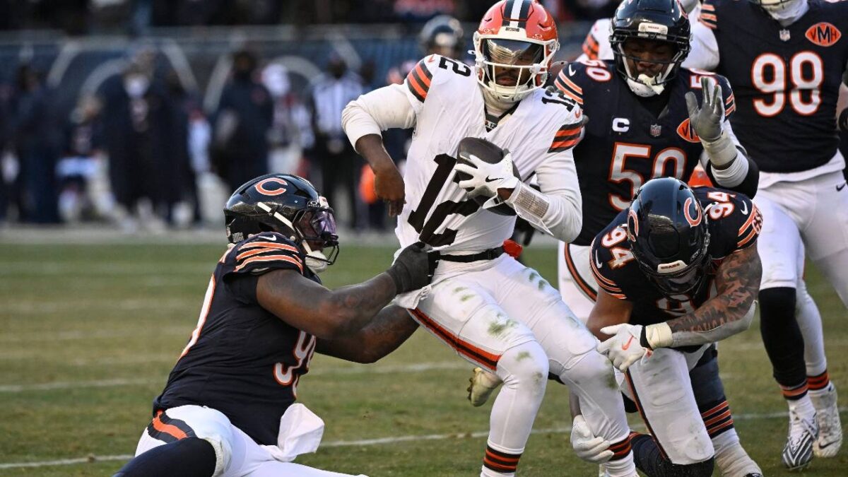 “I Don’t Play with Fear”: Shedeur Sanders Responds After 3 INTs Lead to Embarrassing Loss 1 Bears harassed Shedeur Sanders all game