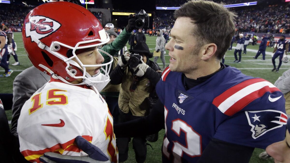 Tom Brady Offers Patrick Mahomes Advice as Chiefs QB Starts 'Tough' Rehab 1 Patrick Mahomes and Tom Brady both tore their ACL's after 3 Super Bowls