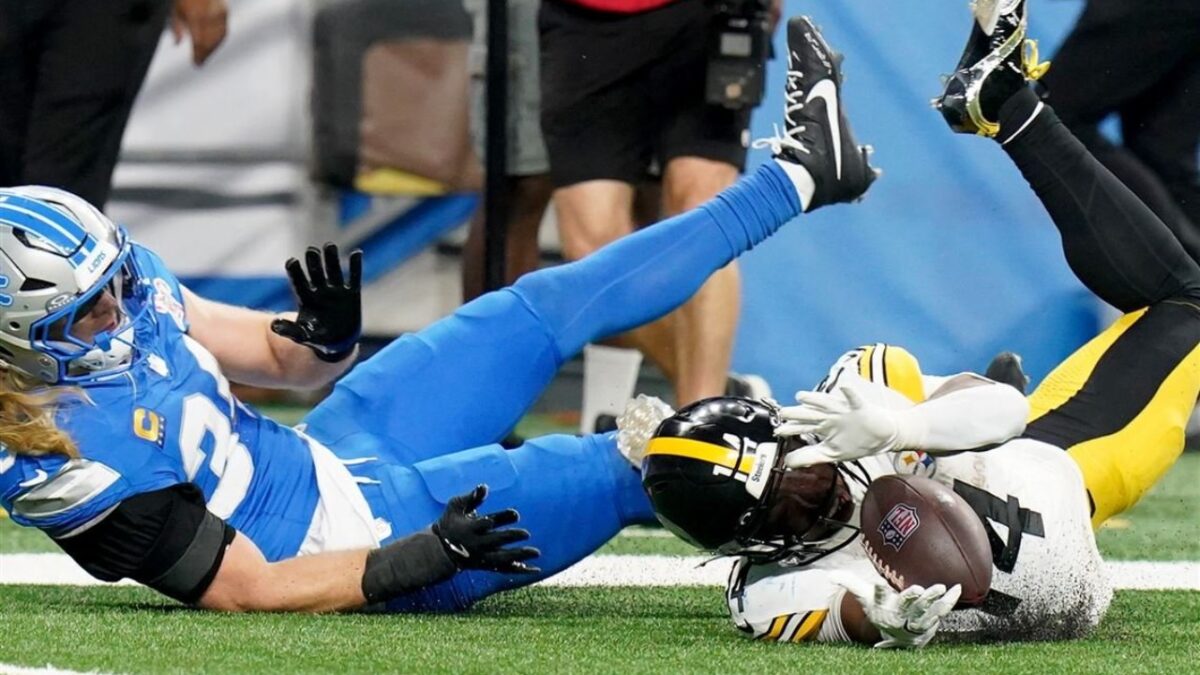 Kenneth Gainwell getting his hand underneath the ball