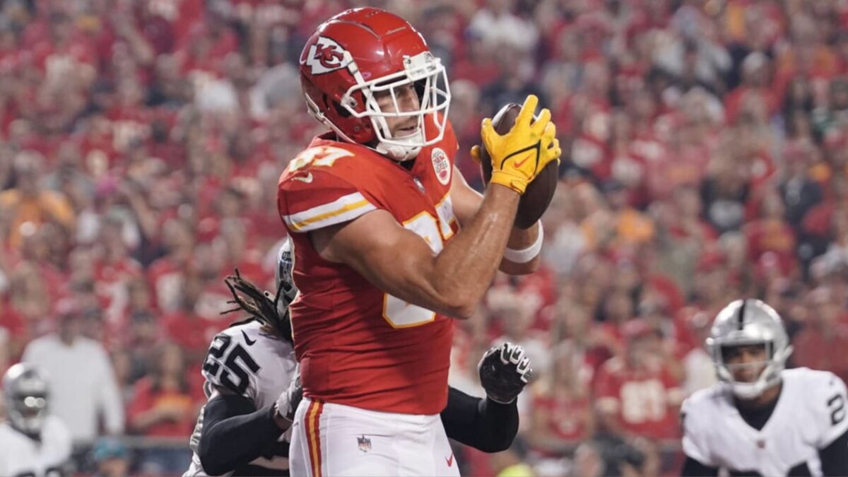 (Video) Chiefs Staffer Lashes out at Cameraman for Following Travis Kelce During Broncos Game