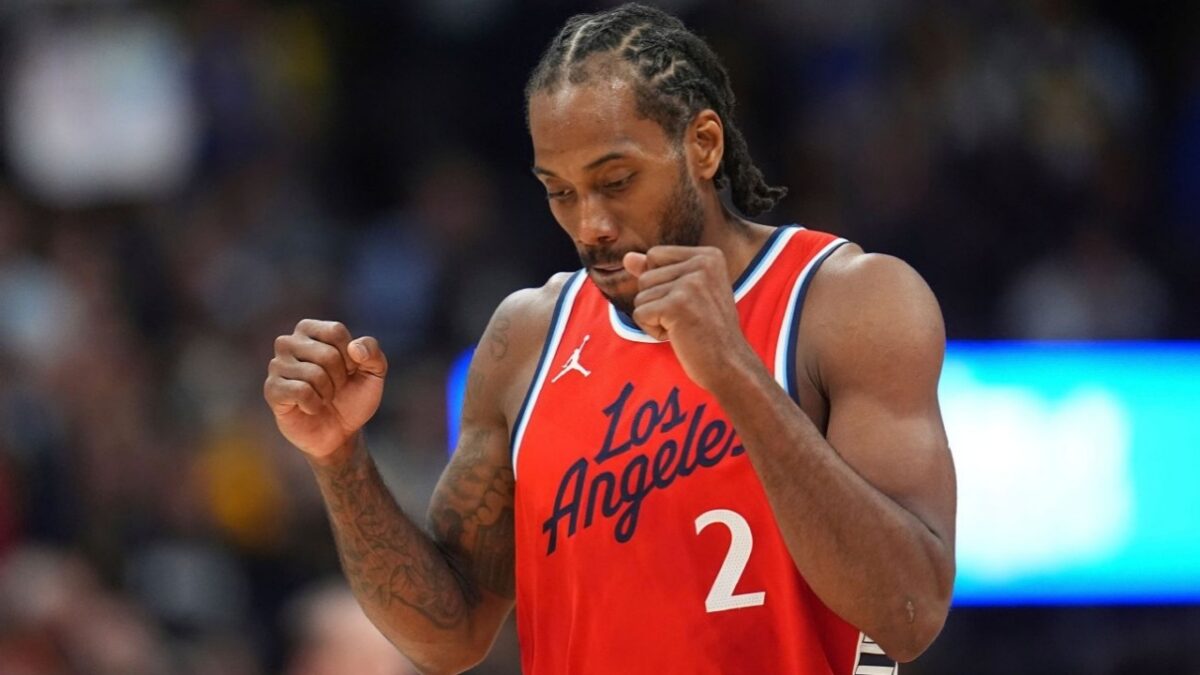 (Video) Kawhi Leonard Uncharacteristically Trolls James Harden's Beard on Giant Screen 1 Kawhi Leonard