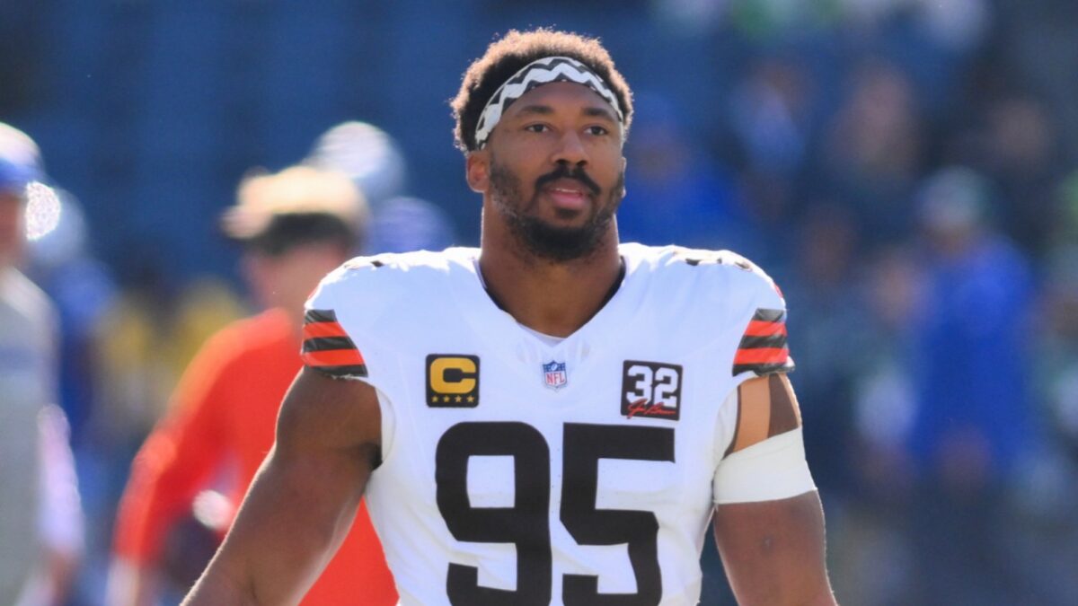 Michael Strahan Jokingly Tries to Undermine Newly-Crowned Sack Leader Myles Garrett 1 Michael Strahan Jokingly Tries to Undermine Newly-Crowned Sack Leader Myles Garrett