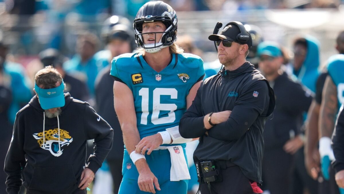 Liam Coen Being Consoled by Reporter After Bills' Loss Throws Off LeSean McCoy and Fans - "This Ain't Little League" 1 Trevor Lawrence and Liam Coen