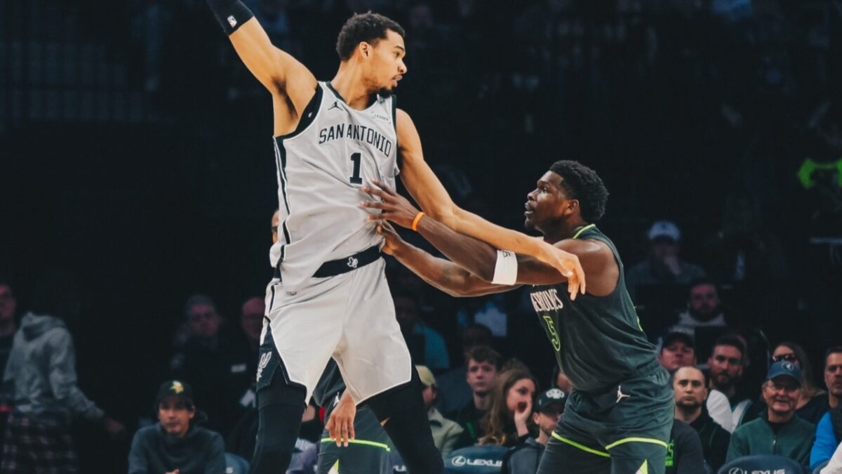 Victor Wembanyama being guarded by Anthony Edwards