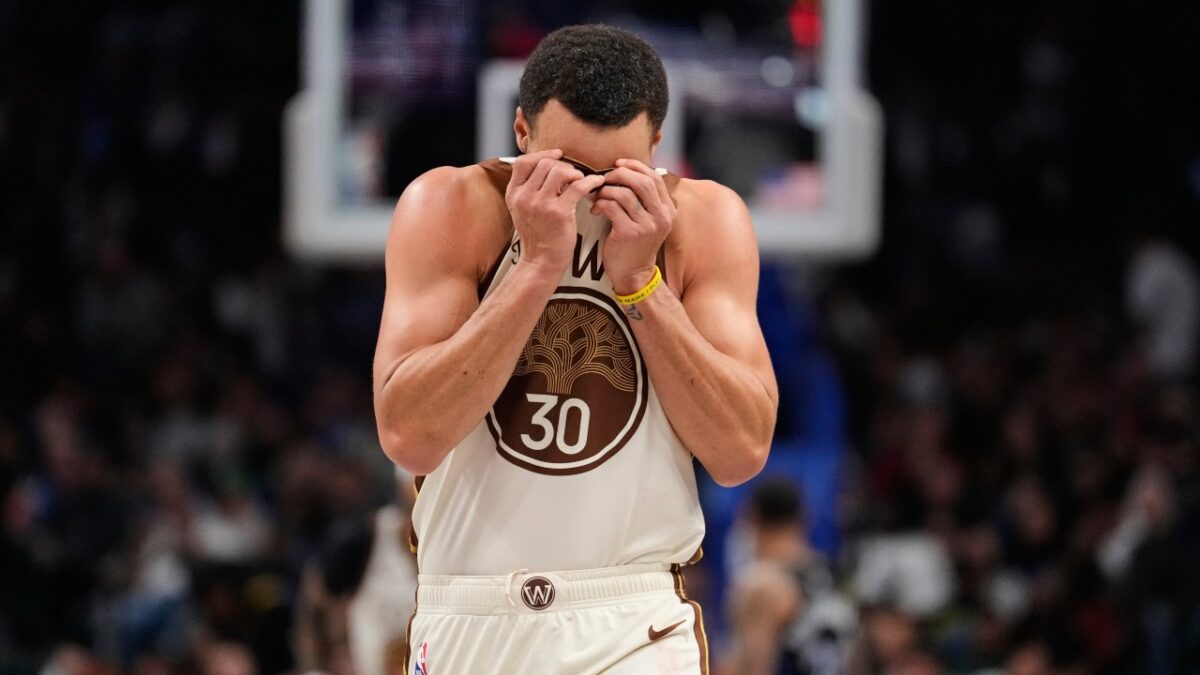 A frustrated Stephen Curry against the Mavs