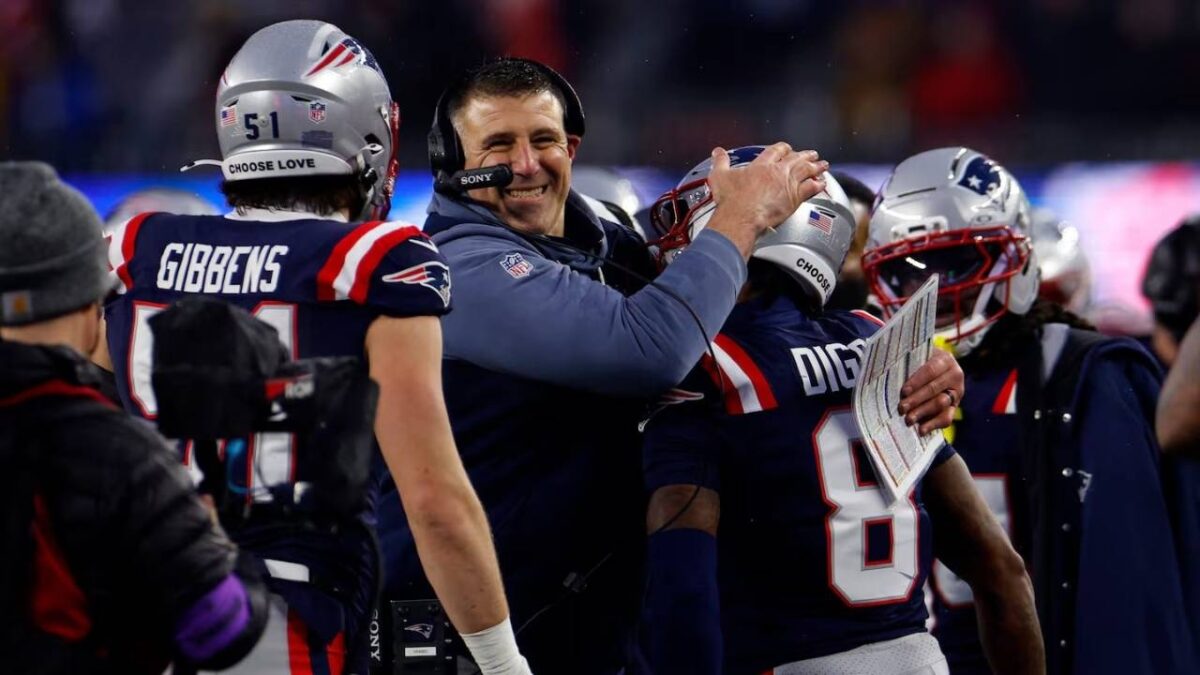 Mike Vrabel with his players
