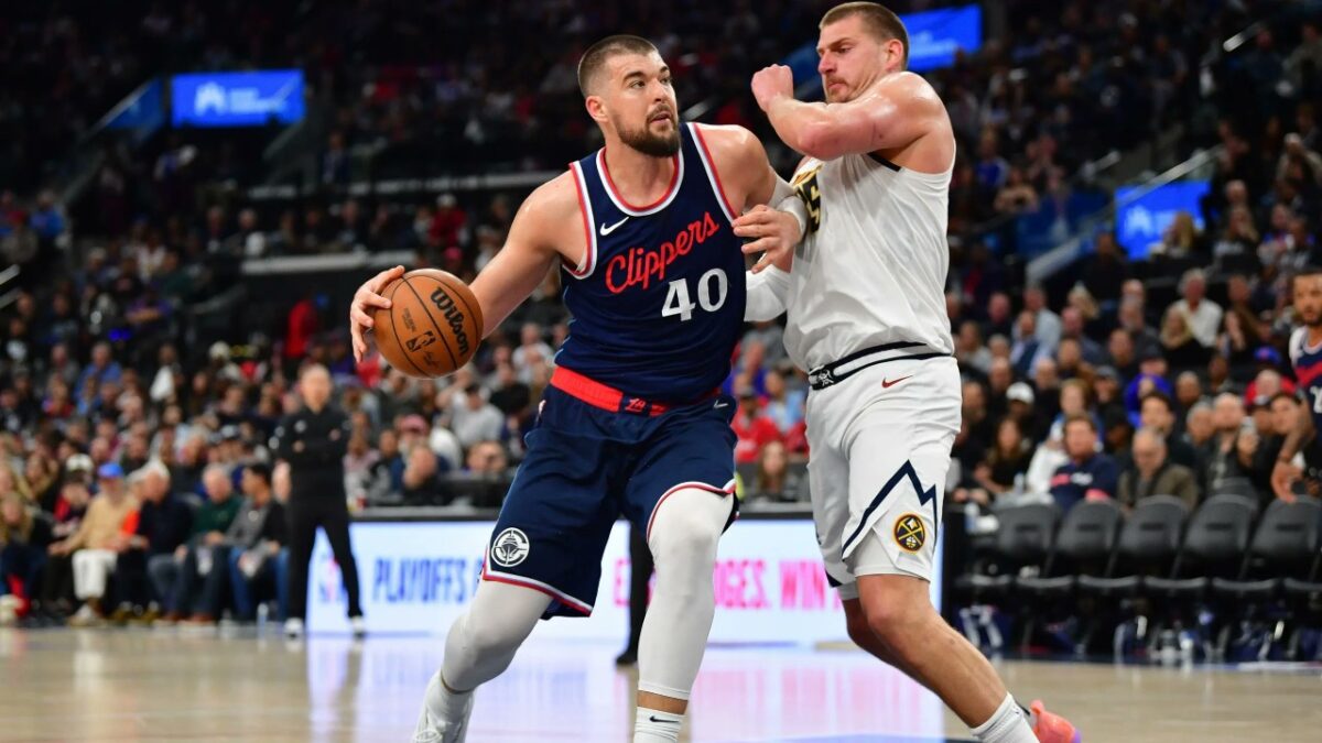 Ivica Zubac tussling with Nikola Jokic