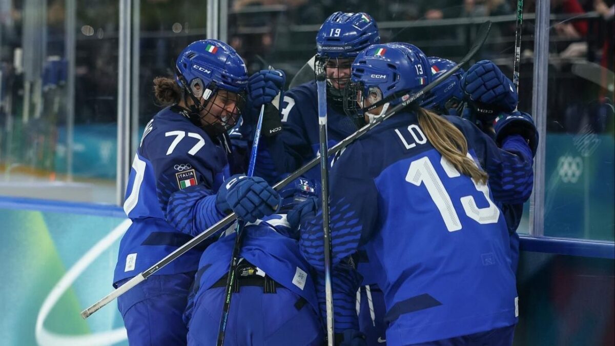 The Italian women’s team celebrating a goal against France (Image via @ItaliaTeam_it on X)