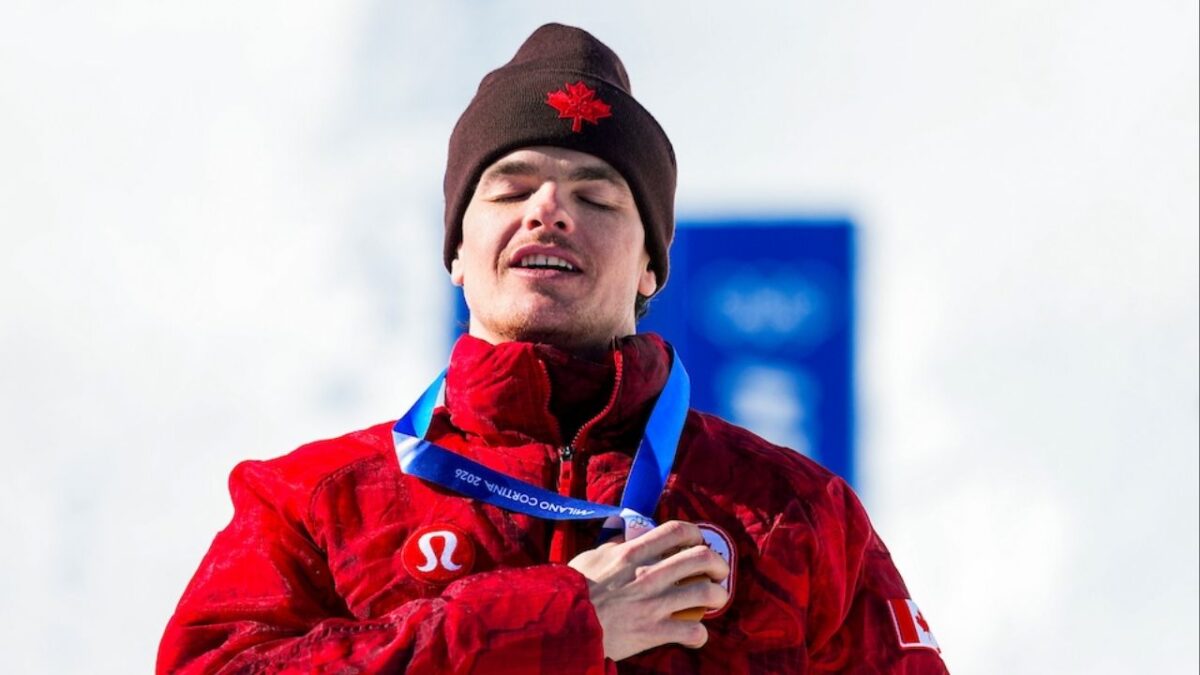Mikael Kingsbury singing O Canada on the medal podium (Image via @CanadianPM on X)