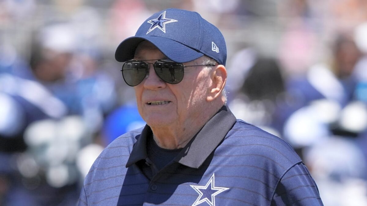 Jerry Jones Credits Michael Irvin for His Gold Jacket
