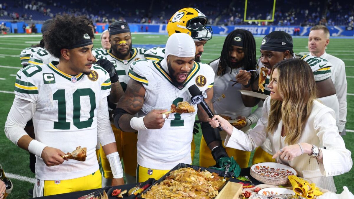 Micah Parsons with his Packers' teammates on Thanksgiving
