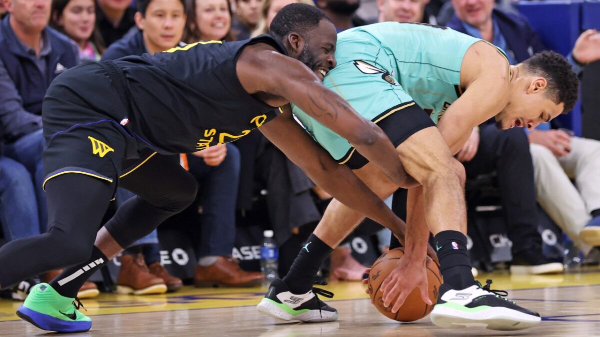 Draymond Green fighting for the ball