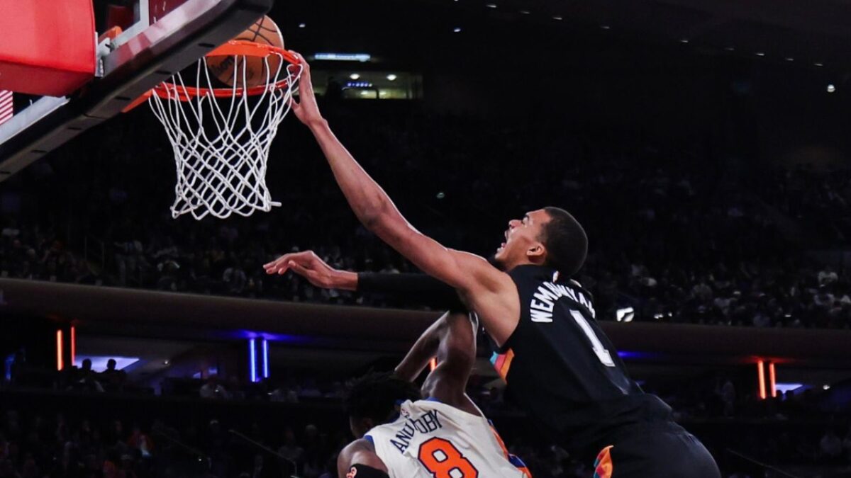 Victor Wembanyama posterizing OG Anunoby