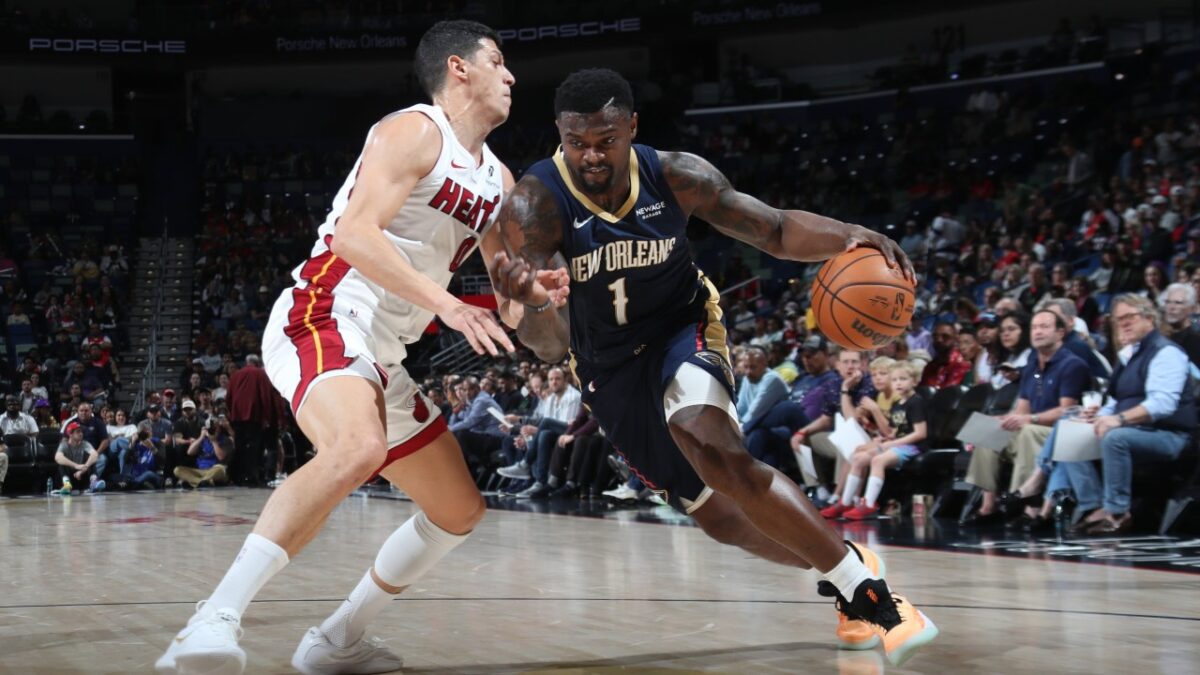 Zion Williamson playing against the Heat