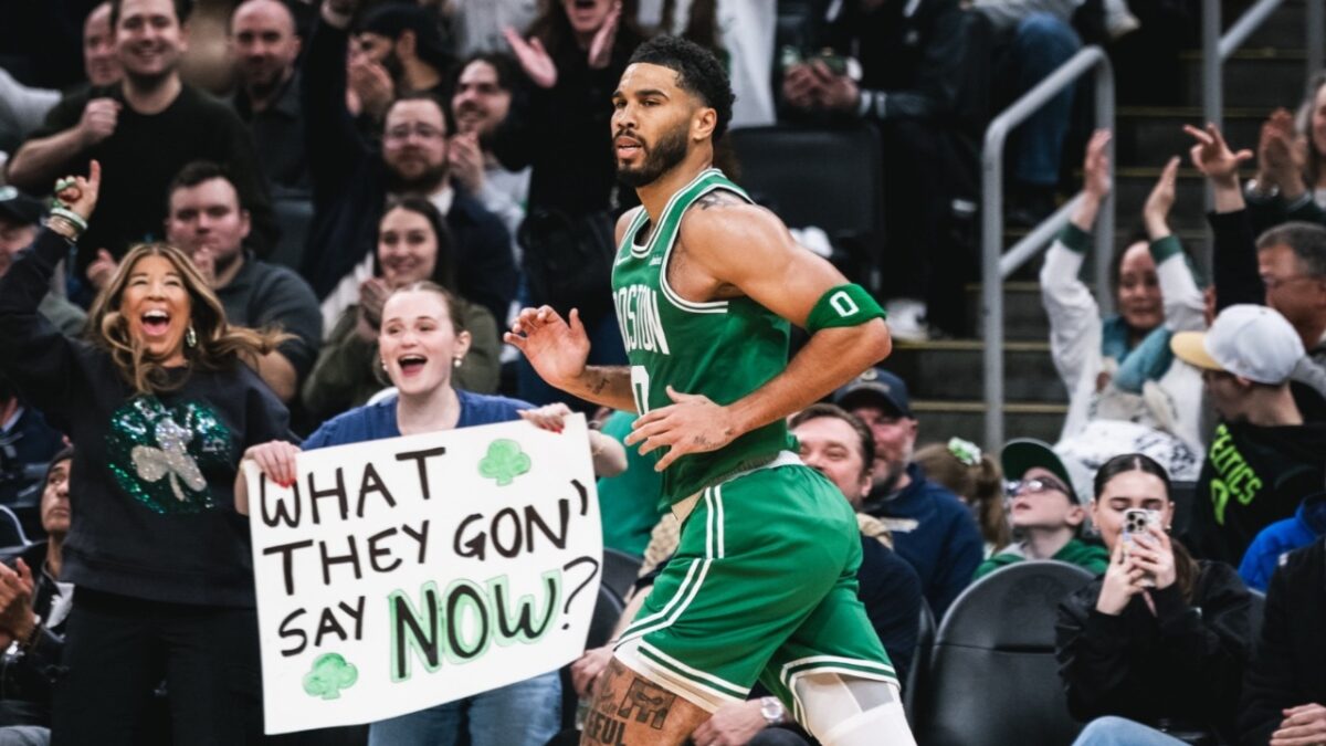 Celtics fans cheer Jayson Tatum's return