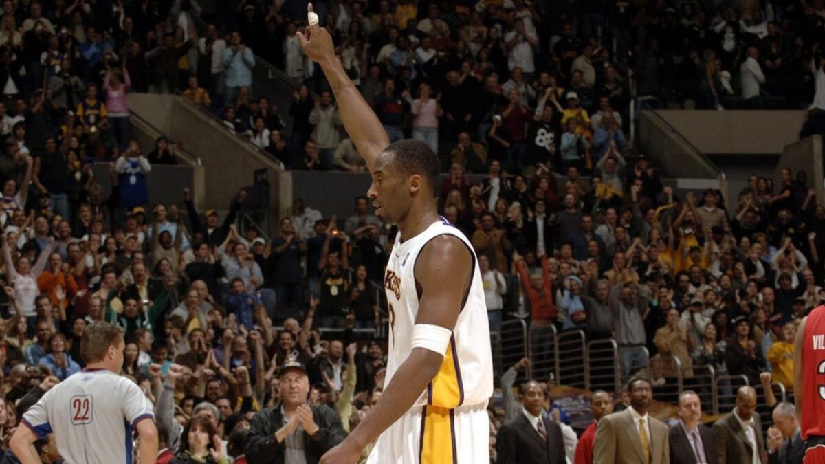 Kobe Bryant's gesture after 81-point game eventually became his statue