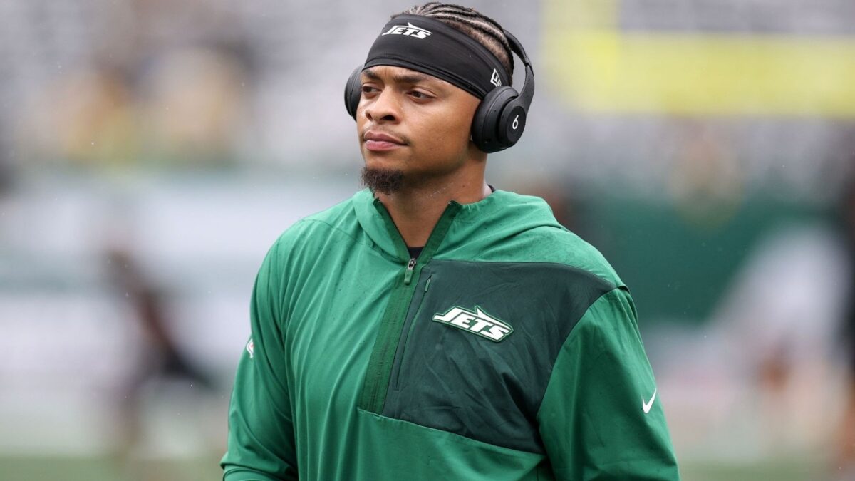 Justin Fields Backing Patrick Mahomes Until ACL Return a Smart Move, Says Mina Kimes 1 Jets will absorb most of Justin Fields' salary
