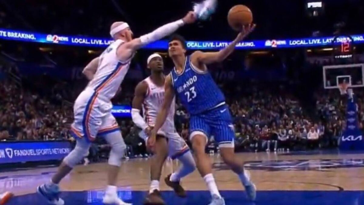 Alex Caruso blocking with his shoe