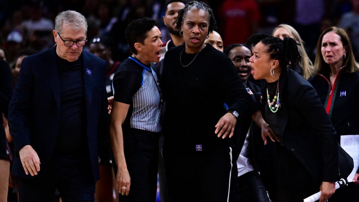 Geno Auriemma Going Off on Dawn Staley After Final 4 Loss Irks Fans: "Sore Loser" 1 Officials and staff had to separate Geno Auriemma and Dawn Staley