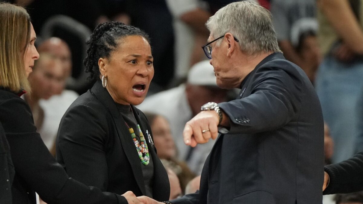Geno Auriemma confronting Dawn Staley