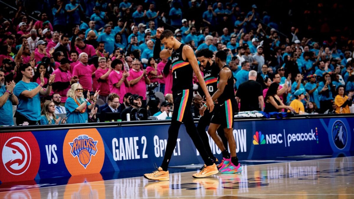 Victor Wembanyama and his Spurs teammates walking off