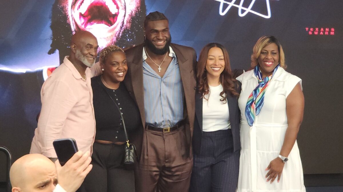 Will Anderson Jr. with his family and agent