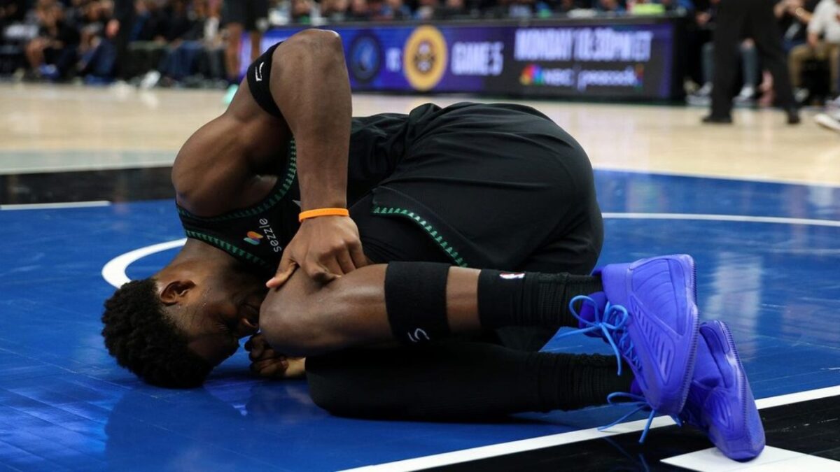 Anthony Edwards holding his knee