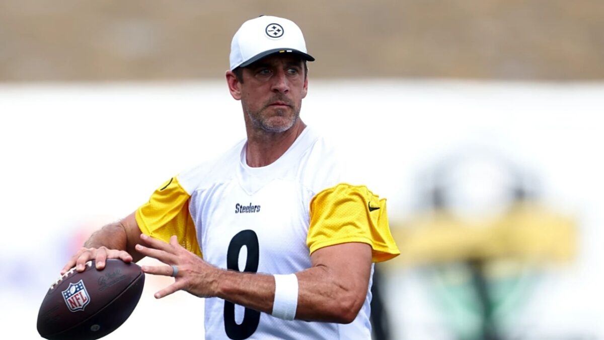 Mike Tomlin Confident Aaron Rodgers Will Suit Up in 2026