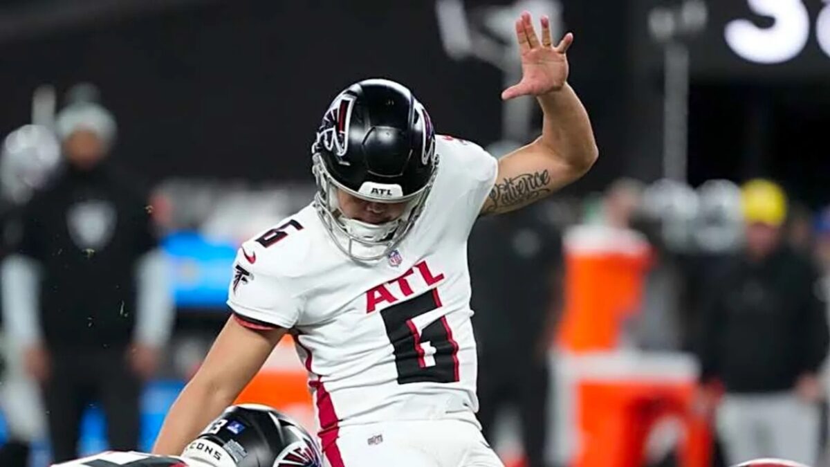 The New York Giants were on the hunt to end their six-game losing streak when they traveled to Gillette Stadium to face off against the New England Patriots. With a little over six minutes left until the halftime break, the Patriots led by ten points.

The Giants were presented with a great opportunity to reduce the score by burying a field goal from 47 yards. Younghoe Koo botched the kick by hitting his foot into the turf. Punter Jamie Gillan, who was on holding duty, quickly took the ball and tried to throw a pass. However, the Patriots' defenders got to him, and the move was over.