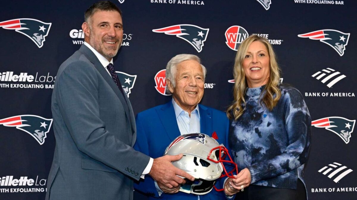 Mike Vrabel with wife Jennifer and Patriots owner Robert Kraft