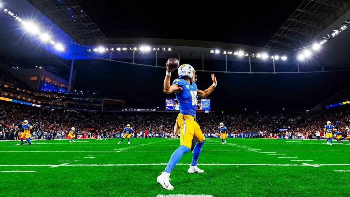 Mike McDaniel Aims to Unlock Justin Herbert’s Full Potential 1 Justin Herbert (Image via Los Angeles Chargers)
