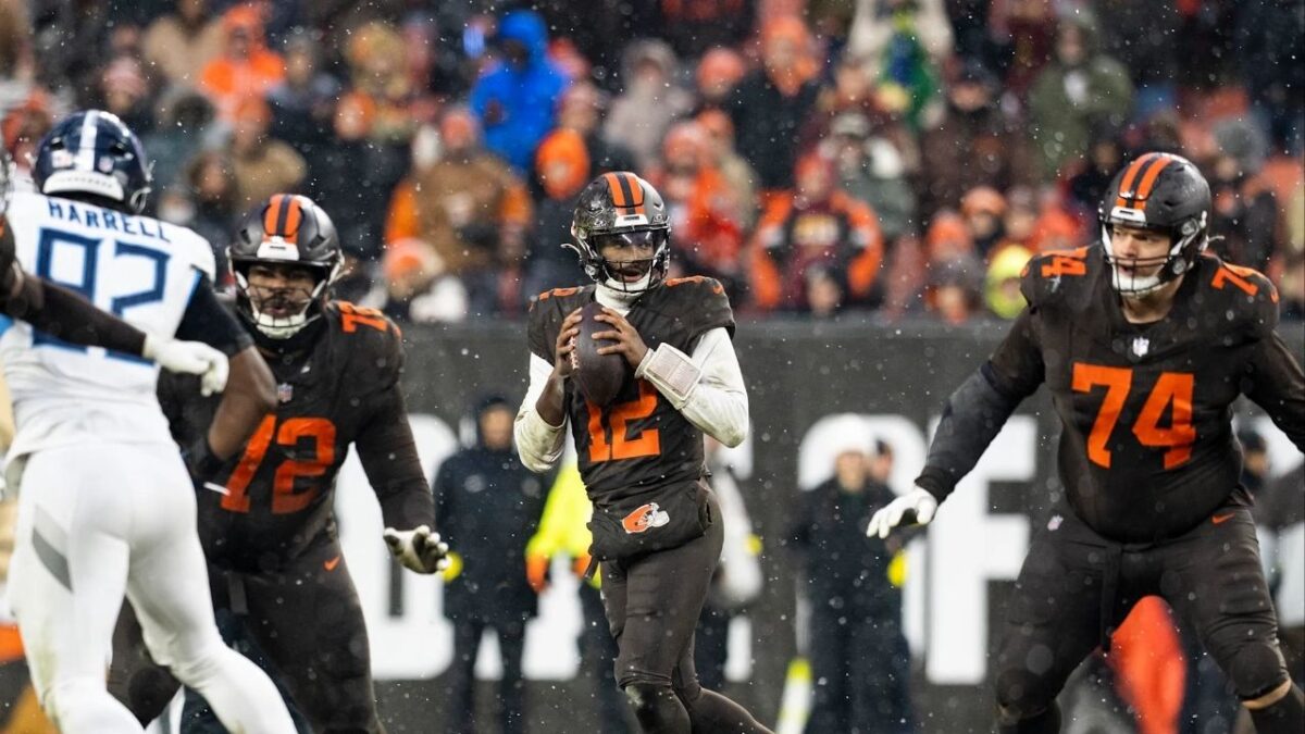 Shedeur Sanders’ Joke About Deion and Pilar Goes Viral at Sister’s Graduation 1 Shedeur Sanders looking to throw the ball in the Week 14 game against the Tennessee Titans (Image via Cleveland Browns)
