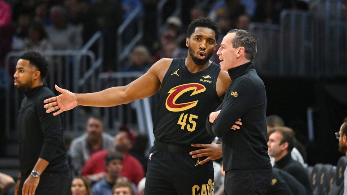 Cavs HC Kenny Atkinson's Bizarre Analytical Justification to 0-3 Deficit Stuns Fans - "You're About to be Swept" 1 Donovan Mitchell and head coach Kenny Atkinson