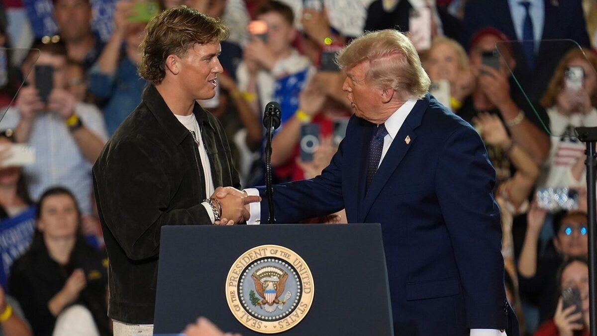 Fans Come to Jaxson Dart's Defense After Unapologetic Statement Addressing Donald Trump Interaction - "This is America" 1 Jaxson Dart and President Donald Trump