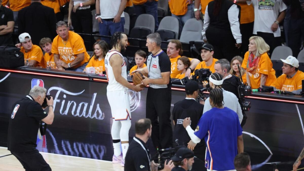 Spurs Fan Getting Lifetime Ban Over Victor Wembanyama's Selfie Draws Social Media Applause - "Young People Do Stupid Things" 1 Jalen Brunson, Scott Foster and the fans in question (far right)