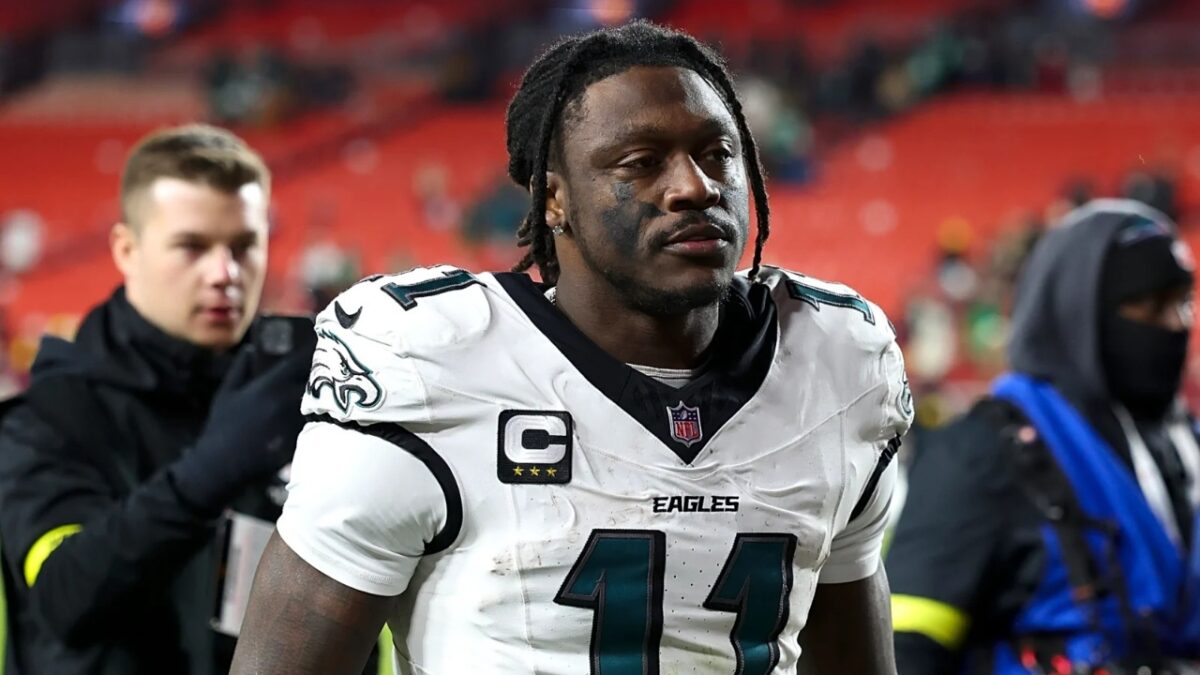 "This Dude Needs a Therapist" - AJ Brown Bizarrely Admits to Leaking Stories About Eagles Rift, Fans Unhappy 1 "This Dude Needa a Therapist" - AJ Brown Bizarrely Admits to Leaking Stories About Eagles Rift, Fans Unhappy